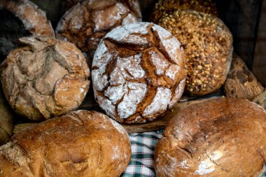 Farklı tipte ev yapımı un somunlarının yakın çekimi.