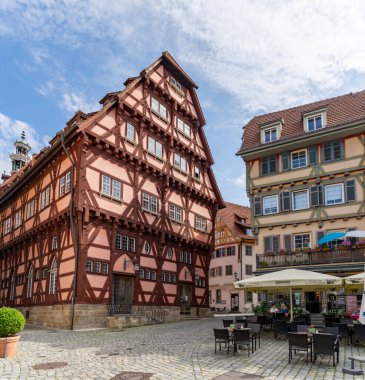 Esslingen, BW / Almanya - 22 Temmuz 2020: Neckar 'daki tarihi şehir merkezi ve sokak kafeleri