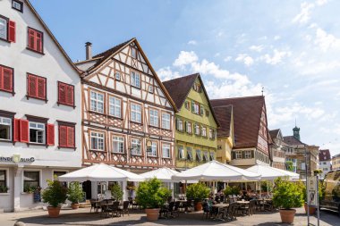 Esslingen, BW / Almanya - 22 Temmuz 2020: Neckar 'daki tarihi şehir merkezi ve sokak kafeleri