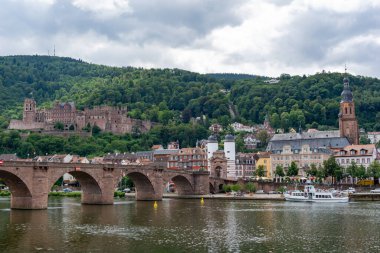 Heidelberg, BW / Almanya - 25 Temmuz 2020: Yaya köprüsü ve sarayı olan tarihi Heidelberg kasabasının manzarası