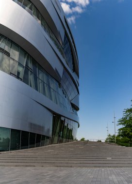Stuttgart, BW / Almanya - 21 Temmuz 2020: Stuttgart 'taki Mercedes-Benz Müzesinin detaylı görünümü