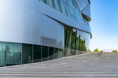 Stuttgart, BW / Almanya - 21 Temmuz 2020: Stuttgart 'taki Mercedes-Benz Müzesinin detaylı görünümü