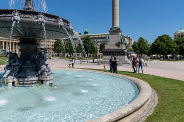 Stuttgart, BW / Almanya - 21 Temmuz 2020: turistler Stuttgart şehir merkezini ve Schlosspark bölgesini ziyaret etmeyi seviyorlar