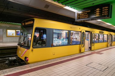 Stuttgart, Almanya - 21 Temmuz 2020: Stuttgart şehir merkezindeki Charlottenplatz istasyonuna giren metro treni