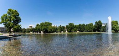 Stuttgart, BW / Almanya - 21 Temmuz 2020: Eckensee Gölü manzarası ve Stuttgart 'ın kalbine park