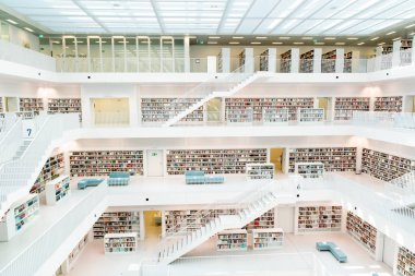 Stuttgart, BW / Almanya - 22 Temmuz 2020: Stuttgart 'taki belediye kütüphanesinin iç görünümü