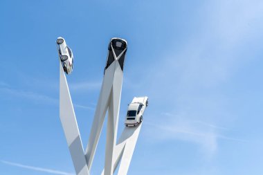 Stuttgart-Zuffenhausen, BW / Almanya - 22 Temmuz 2020: Müze ve genel merkezde üç 911 Porsche heykeli bulunan Porsche heykeli