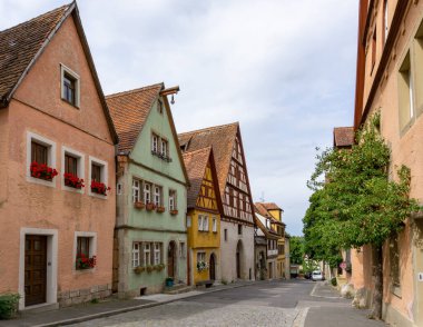 Rothenburg ob der Tauber, Bavyera / Almanya - 23 Temmuz 2020: Rotheburg ob der Tauber 'in eski şehir merkezindeki tarihi binalar