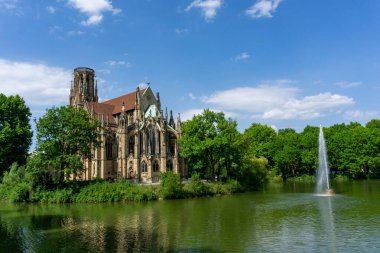 Stuttgart, BW / Almanya - 21 Temmuz 2020: Stuttgart 'taki Feuersee' deki Johanneiskirche Kilisesi