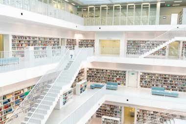 Stuttgart, BW / Almanya - 22 Temmuz 2020: Stuttgart 'taki belediye kütüphanesinin iç görünümü