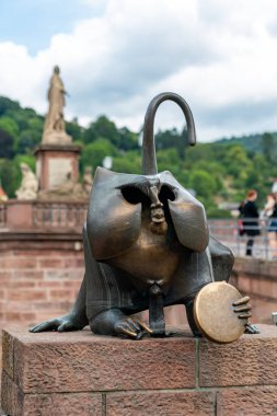 Heidelberg, BW / Almanya - 25 Temmuz 2020: ünlü Heidelberg Köprüsü maymunu