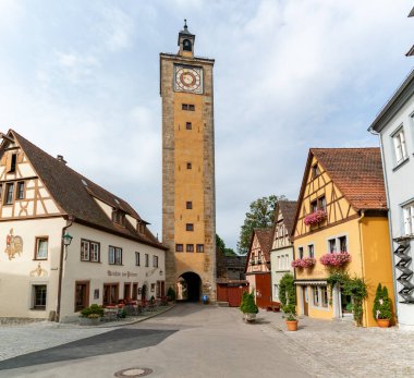 Rothenburg ob der Tauber, Bavyera / Almanya - 23 Temmuz 2020: Bavyera 'nın Rothenburg ob der Tauber kentindeki çok sayıdaki şehir kapılarından birinin manzarası