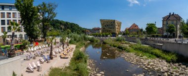 Schwaebisch Gmuend, BW / Almanya - 23 Temmuz 2020: Schwaebisch Gmuend 'deki Forum Gold ve Silber binalı Rems Nehri