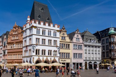 Trier, RP / Almanya - 29 Temmuz 2020: Mosel 'deki tarihi Trier kasabasındaki Hauptmarkt Meydanı manzarası