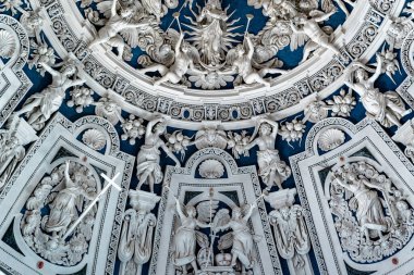 Trier, RP / Almanya - 29 Temmuz 2020: Trier Dom ya da Trier katedralinin tavan kaplaması ile iç görünümü