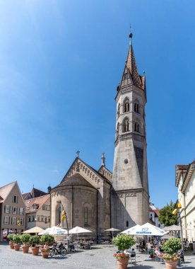 Schwaebisch Gmuend, BW / Almanya - 23 Temmuz 2020: Schwaebisch Gmuend 'de pazar meydanında restoranları olan Johanniskirche