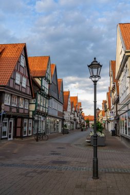 Celle, Niedersachsen / Almanya - 3 Ağustos 2020: Aşağı Saksonya 'nın tarihi eski Celle kasabasında güzel bir yaz akşamı
