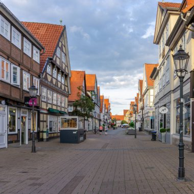 Celle, Niedersachsen / Almanya - 3 Ağustos 2020: Aşağı Saksonya 'nın tarihi eski Celle kasabasında güzel bir yaz akşamı