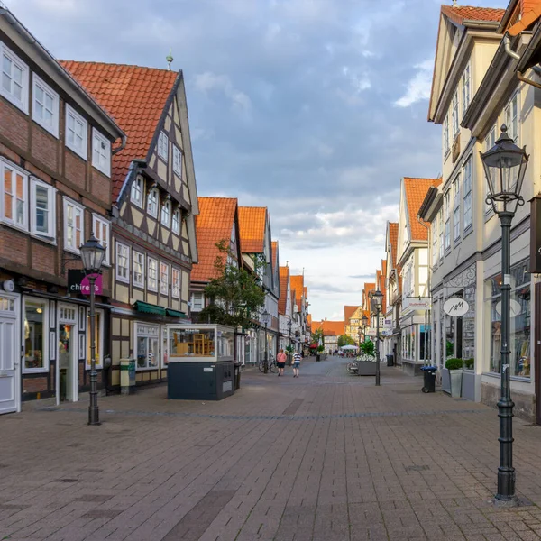 Celle, Niedersachsen / Almanya - 3 Ağustos 2020: Aşağı Saksonya 'nın tarihi eski Celle kasabasında güzel bir yaz akşamı
