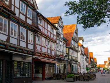 Celle, Niedersachsen / Almanya - 3 Ağustos 2020: Aşağı Saksonya 'nın tarihi eski Celle kasabasında güzel bir yaz akşamı