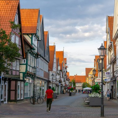Celle, Niedersachsen / Almanya - 3 Ağustos 2020: Aşağı Saksonya 'nın tarihi eski Celle kasabasında güzel bir yaz akşamı