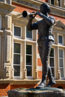 Hamelin, N-W / Almanya - 3 Ağustos 2020: Hamelin 'deki fareli köyün kavalcısının heykeli