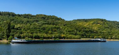 Enkirch, Rheinland-Pfalz / Almanya - 31 Temmuz 2020: Enkirch yakınlarındaki Moselle Nehri üzerinde büyük nehir mavnası nakliye malları
