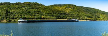 Enkirch, Rheinland-Pfalz / Almanya - 31 Temmuz 2020: Enkirch yakınlarındaki Moselle Nehri üzerinde büyük nehir mavnası nakliye malları