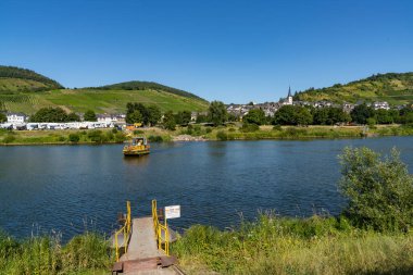 Enkirch, Rheinland-Pfalz / Almanya - 31 Temmuz 2020: Enkirch 'ten yolcu almak için Mosel Nehri' ni geçen küçük feribot