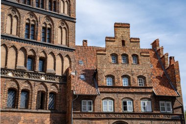 Lubeck, S-H / Almanya - 9 Ağustos 2020: Lubeck şehir merkezindeki tarihi eski binalar