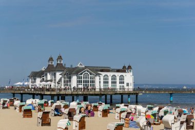 Satış, M-V / Almanya - 15 Ağustos 2020: Baltık Denizi kıyısındaki Ruegen Adası 'ndaki Satış İskelesi manzarası