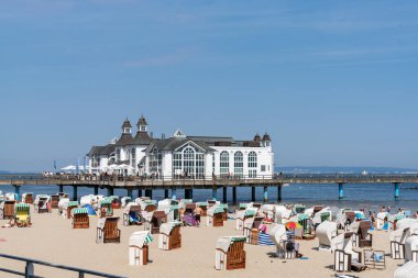 Satış, M-V / Almanya - 15 Ağustos 2020: Baltık Denizi kıyısındaki Ruegen Adası 'ndaki Satış İskelesi manzarası