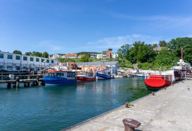 Sassnitz, M-P / Almanya - 12 Ağustos 2020: Almanya 'nın Ruegen Adası' ndaki Sassnitz limanında balıkçı tekneleri