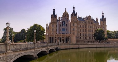 Schwerin, M-V / Almanya - 10 Ağustos 2020: Mecklenburg-Vorpommern 'deki Schwerin kalesinin manzarası