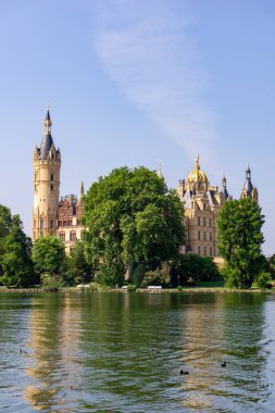Schwerin, M-V / Almanya - 10 Ağustos 2020: Mecklenburg-Vorpommern 'deki Schwerin kalesinin manzarası