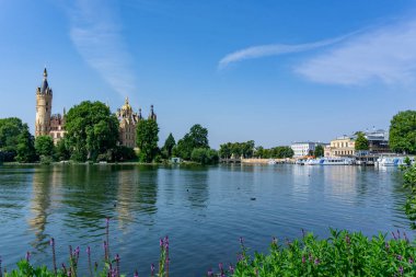 Schwerin, M-V / Almanya - 10 Ağustos 2020: Mecklenburg-Vorpommern 'deki Schwerin kalesinin manzarası