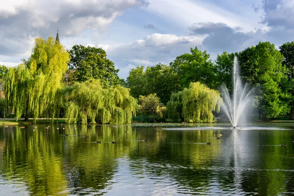 Vista Los Hermosos Jardines Ciudad Parque Con Una Fuente Estanque — Foto de Stock
