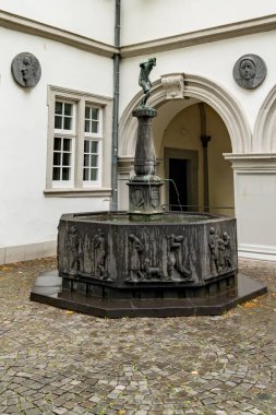 Koblenz, RP / Almanya - 1 Ağustos 2020: Koblenz 'deki Schaengelbrunnen çeşmesi ve tüküren çocuk çeşmesi