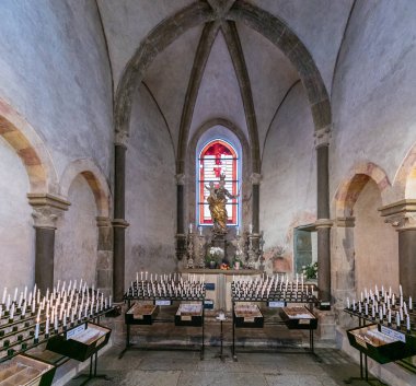 Limburg, Hessen / Almanya - 1 Ağustos 2020: Kilisenin manzaralı tarihi Limburg katedrali