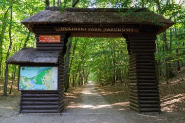 Miedzyzdroje, Polonya - 16 Ağustos 2020: Polonya 'da Baltık Denizi' ndeki Wolinski ulusal parkına giriş kapısı