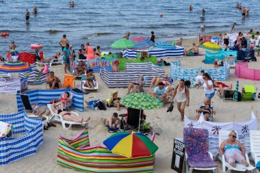Miedzyzdroje, Polonya - 16 Ağustos 2020: Miedzyzdroje 'de Baltık Denizi' nde kalabalık plaj