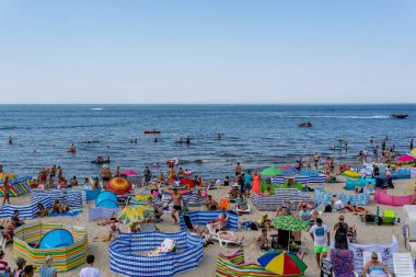 Miedzyzdroje, Polonya - 16 Ağustos 2020: Miedzyzdroje 'de Baltık Denizi' nde kalabalık plaj