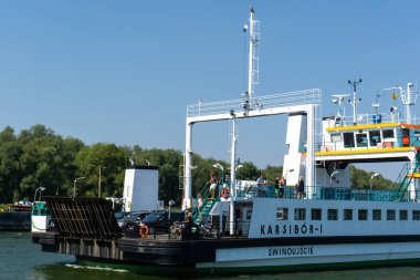 Swinousjscie, Polonya - 15 Ağustos 2020: Polonya 'da Swinoujscie ve Wolin Ilsand arasındaki boğazda feribot