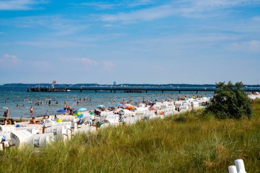 Scharbeutz, S-H / Almanya - 9 Ağustos 2020: Kuzey Almanya 'daki Lubeck Körfezi' nin Baltık Denizi sahillerini çok sayıda insan ziyaret ediyor