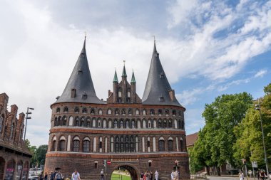 Lebeck, S-H / Almanya - 9 Ağustos 2020: Eski Lubeck kasabasının ünlü Holstentor şehir kapısı