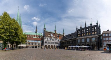 Lebeck, S-H / Almanya - 9 Ağustos 2020: tarihi binaları ve turistleriyle birlikte eski şehir merkezi Lubeck 'teki kasaba meydanı