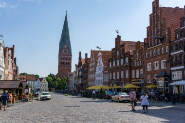 Lunenburg, LS, Almanya - 8 Ağustos 2020: tarihi şehir meydanı ve kilise meydanı ile Lunenburg şehir merkezi