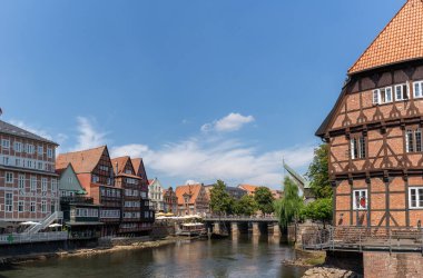 Lunenburg, LS, Almanya - 8 Ağustos 2020: nehrin manzarası ve Kuzey Almanya 'daki tarihi Luneburg şehir merkezi
