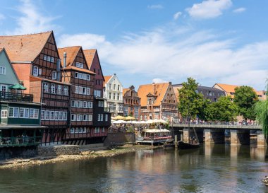 Lunenburg, LS, Almanya - 8 Ağustos 2020: nehrin manzarası ve Kuzey Almanya 'daki tarihi Luneburg şehir merkezi