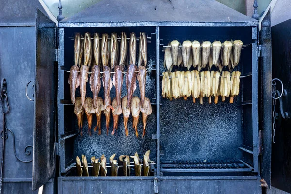 Een Close Van Rokers Bakovens Met Verschillende Soorten Vis Die — Stockfoto